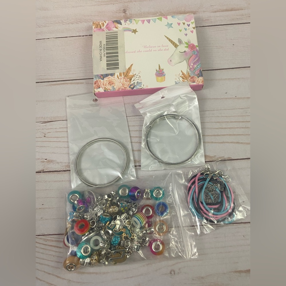 Girls Bracelet Making Kit With Lots of Different Charms, Beads New Open Box